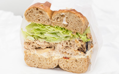 ベーグルサンドイッチ（ツナサラダ＋ドライトマトクリームチーズ）　880円