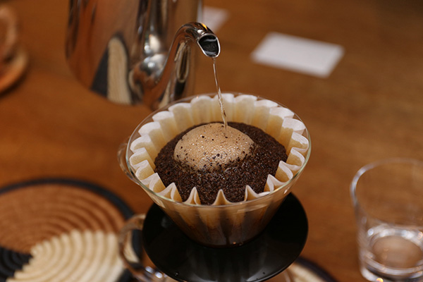 30秒ほど、泡が立って粉全体がふっくらと膨らむのを待ちます。