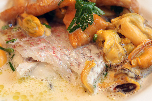 夏は、モン・サン・ミッシェル産のムール貝を使った料理もオススメ