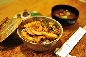 平日ランチメニューの「天丼」。つゆは砂糖を使わず、出汁・醤油・みりんのみを使って後味をよくしている。