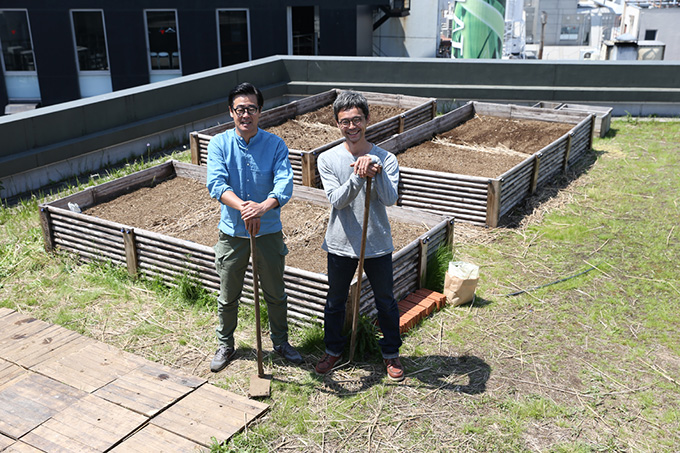 「渋谷の畑」の仕掛け人、小倉崇さん（左）と油井敬史さん（右）