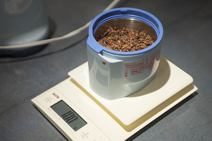 チョコレートと砂糖を一緒に加え、フードプロセッサーで粉砕していきます。