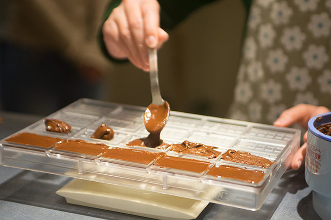 チョコレートが固まる前に型に流していきます。