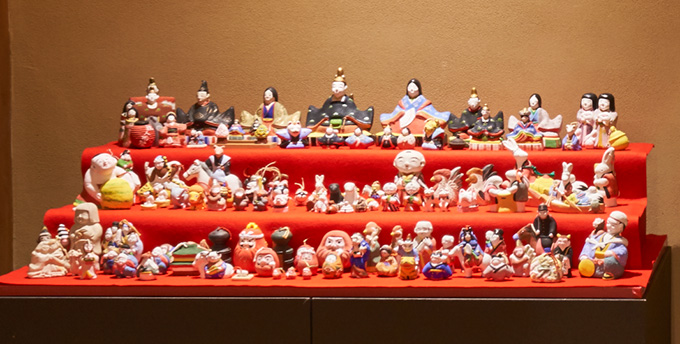 岐阜県郡上市の「日本土鈴館」という民間博物館の所蔵の庶民も楽しんだ土人形の雛人形