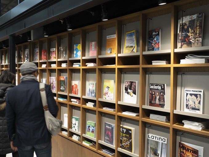 マガジンウォールの内側には関連テーマの書籍が集められている