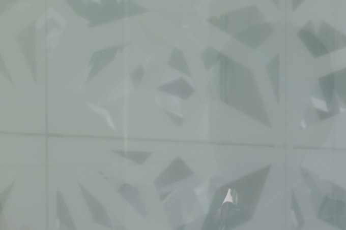 建物を包むガラスは電気によって透明度が変化する