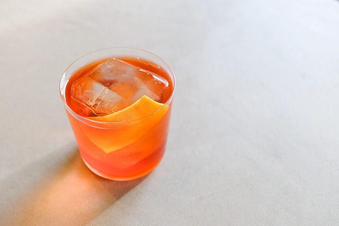 ネグローニというカクテルをベースに、オレンジとカカオの相性のよさを生かした絶品カクテル「CHOCOLONI」